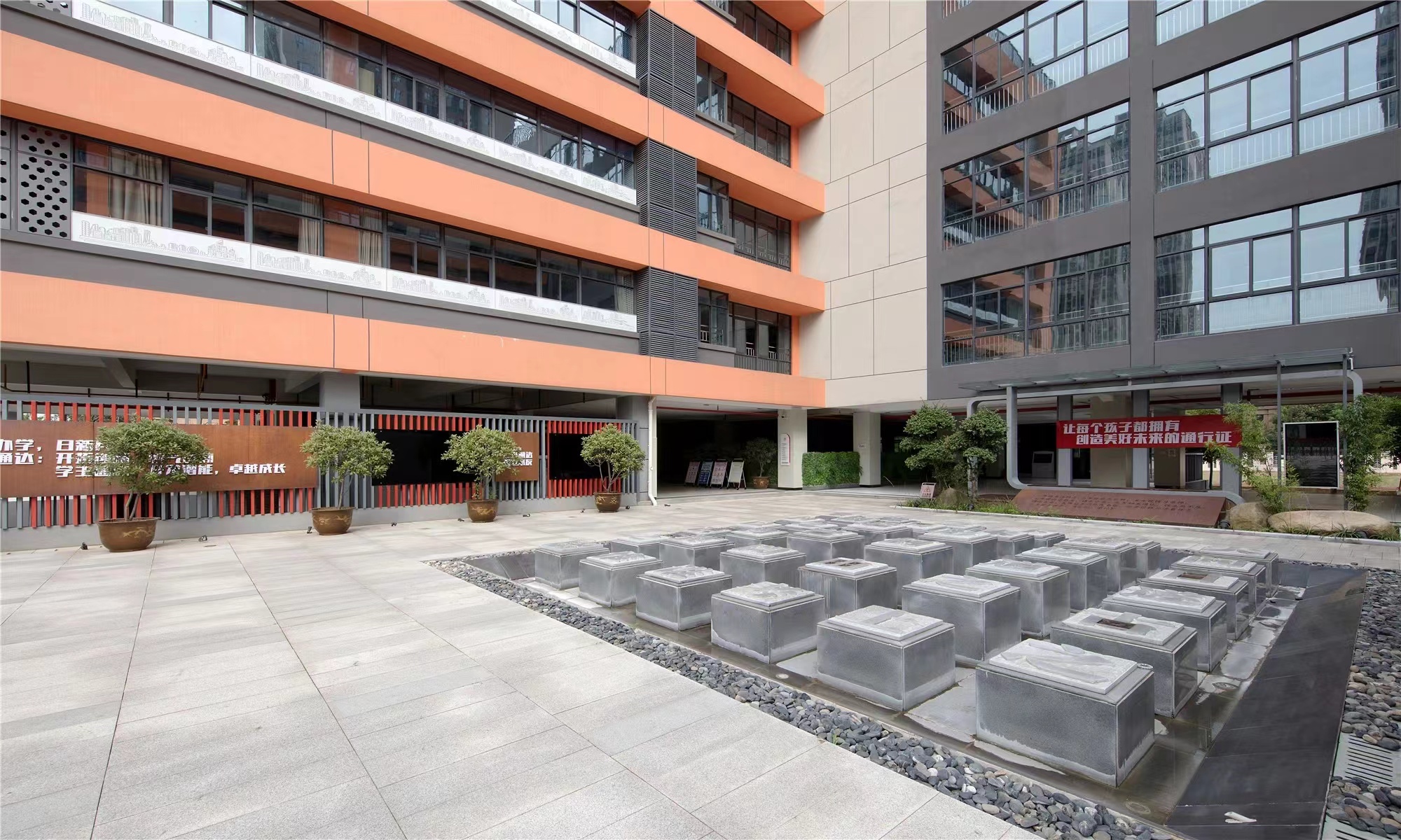 【學(xué)校案例】今泰裝飾在武漢市先后完成了與紅領(lǐng)巾學(xué)校6個(gè)校區(qū)的項(xiàng)目交付！(圖2)