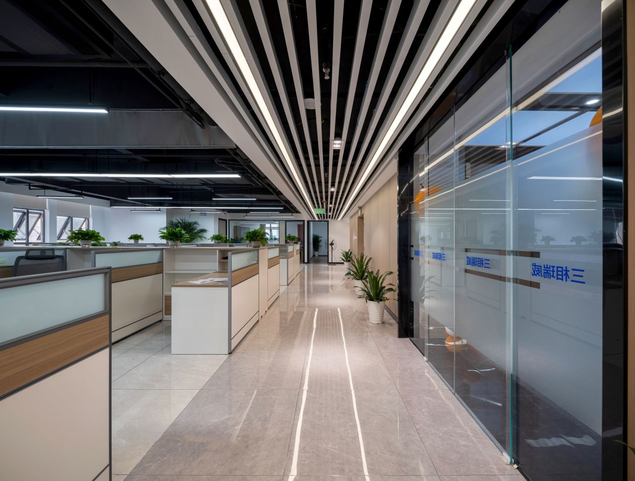 【完工案例】三相電力8000+㎡辦公室裝修項(xiàng)目圓滿交付并投入使用(圖24) 【完工案例】三相電力8000+㎡辦公室裝修項(xiàng)目圓滿交付并投入使用(圖24)
